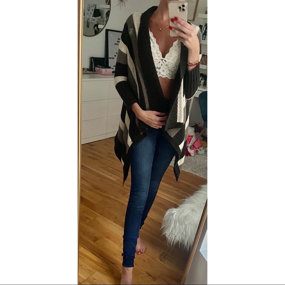 Cute brown stripped cardigan! 💕